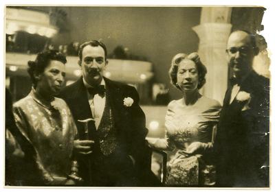 Salvador Dalí, sua esposa Gala Éluard e, à esquerda, o cônsul Marcos Romero durante vernissage da exposição da coleção do Museu de Arte de São Paulo no Metropolitan Museum