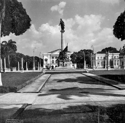 Belém, monumento em homenagem a Proclamação da República com o Teatro da Paz ao fundo