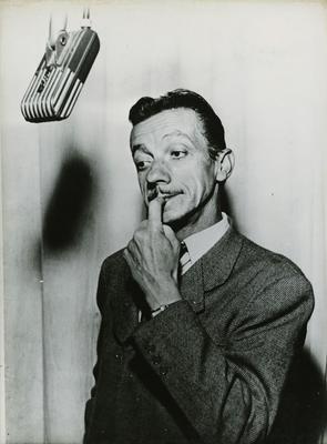 Adoniran Barbosa ao microfone