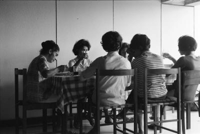 Maria Helena Guedes, Lena Coelho dos Santos, Philomena Miller, Zila Mamede e Maria de Nazareth Soares Lins no alojamento dos professores (Colina)