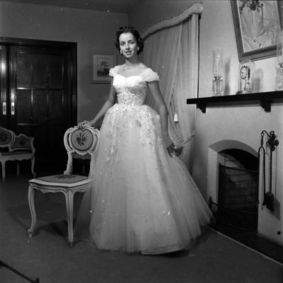 Lia Carvalho Pinto com vestido branco