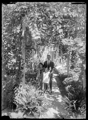 Antônio Manoel de Mattos Vieira e filhas no fundo de sua propriedade, sob a parreira alta