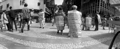 "Homens-sanduíche" anunciam serviços e produtos