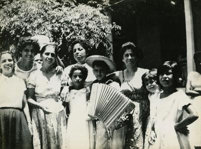 Dona Canô com Bethânia, Caetano e família