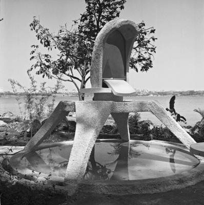 Pequeno altar nas margens do lago Paranoá