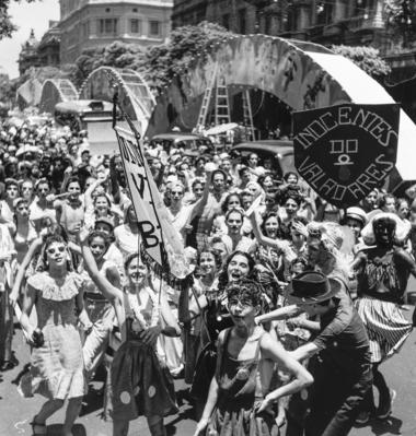No carnaval de rua, desfile do Bloco Inocentes do Valadares