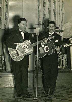 Alvarenga e Ranchinho ao microfone, com violões