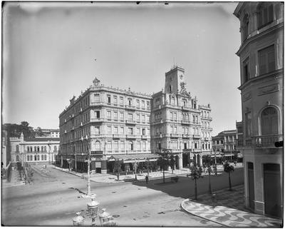 Hotel Avenida, em segundo plano o edifício da Imprensa Nacional
