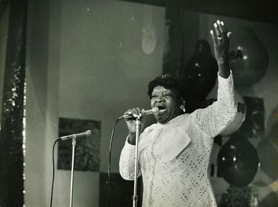 Clementina de Jesus ao microfone