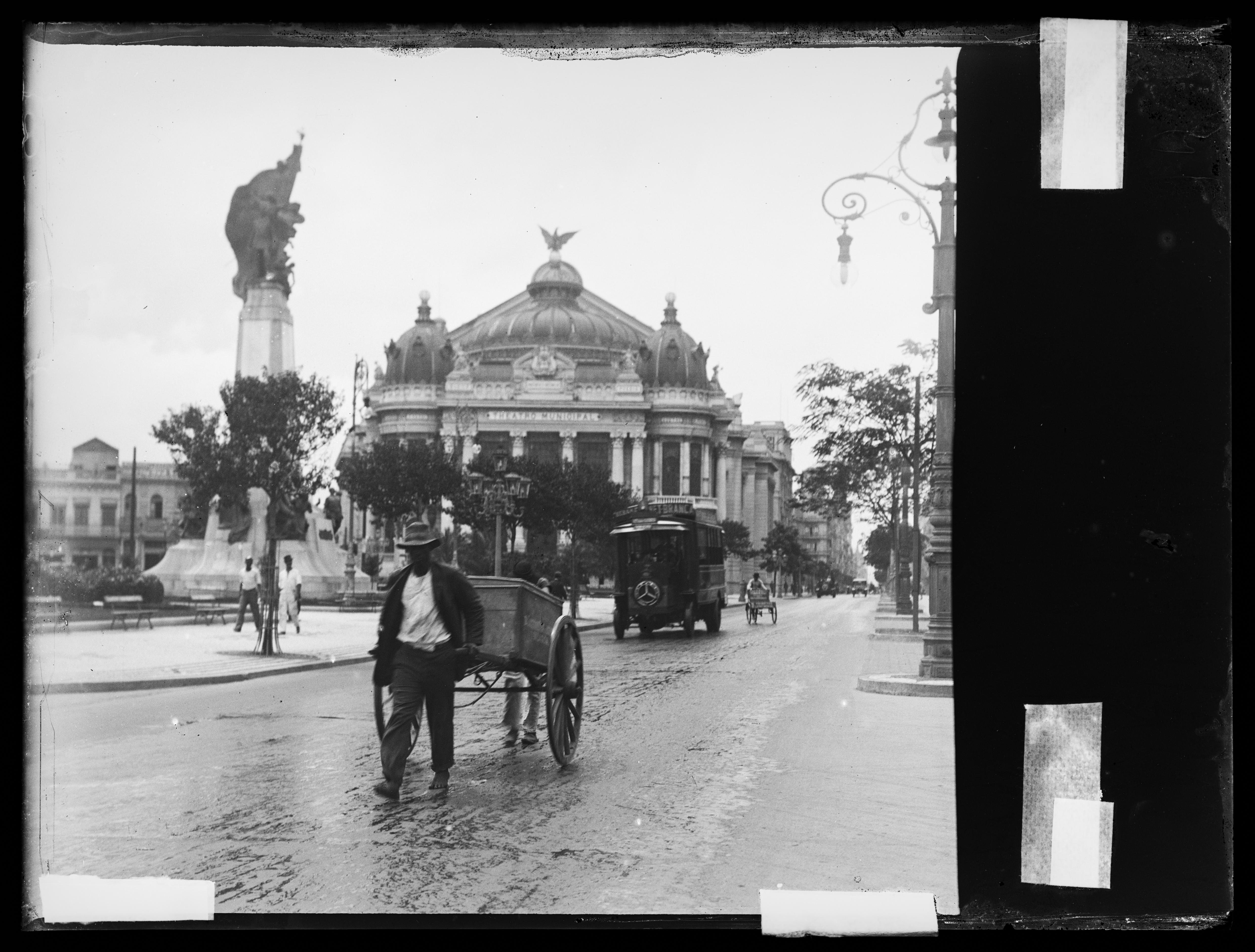 Praça Marechal Floriano (Cinelândia); Monumento ao Marechal Floriano Peixoto e Teatro Municipal