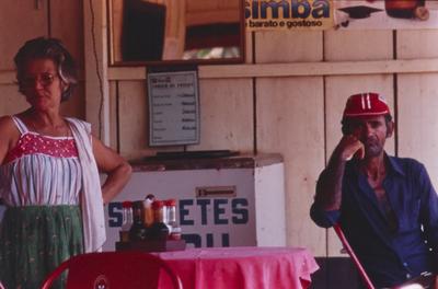 Pessoas não identificadas em bar