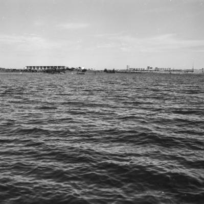 Lago Paranoá, ao fundo o Palácio da Alvorada