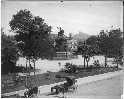 Monumento a D. Pedro I no Largo do Rocio, atual praça Tiradentes