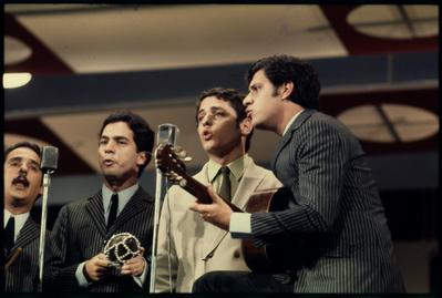 Chico Buarque e MPB-4 - IV Festival de MPB