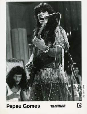 Pepeu Gomes ao microfone com a guitarra