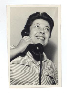 Lupe Ferreira ao telefone