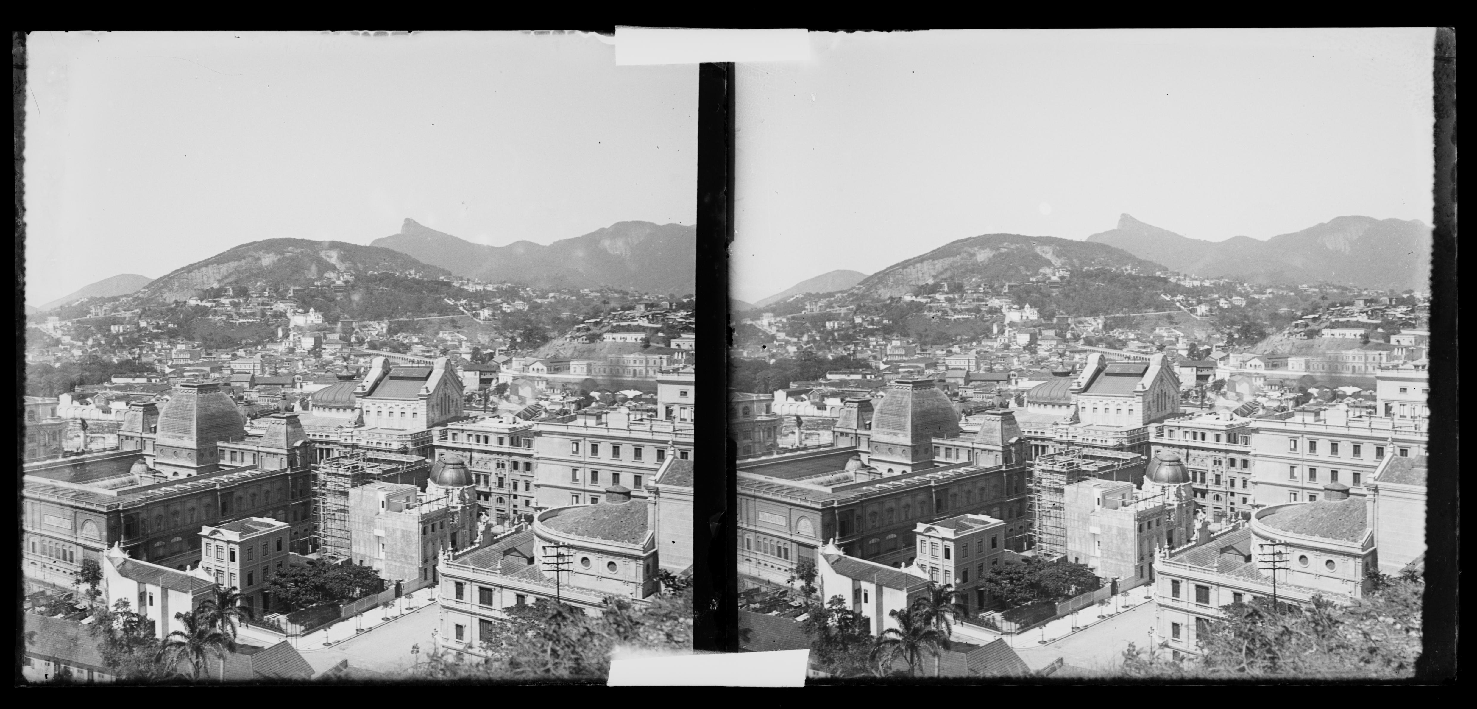 Região da Avenida Rio Branco, Biblioteca Nacional (à esquerda) e o Morro do Castelo (ao fundo)