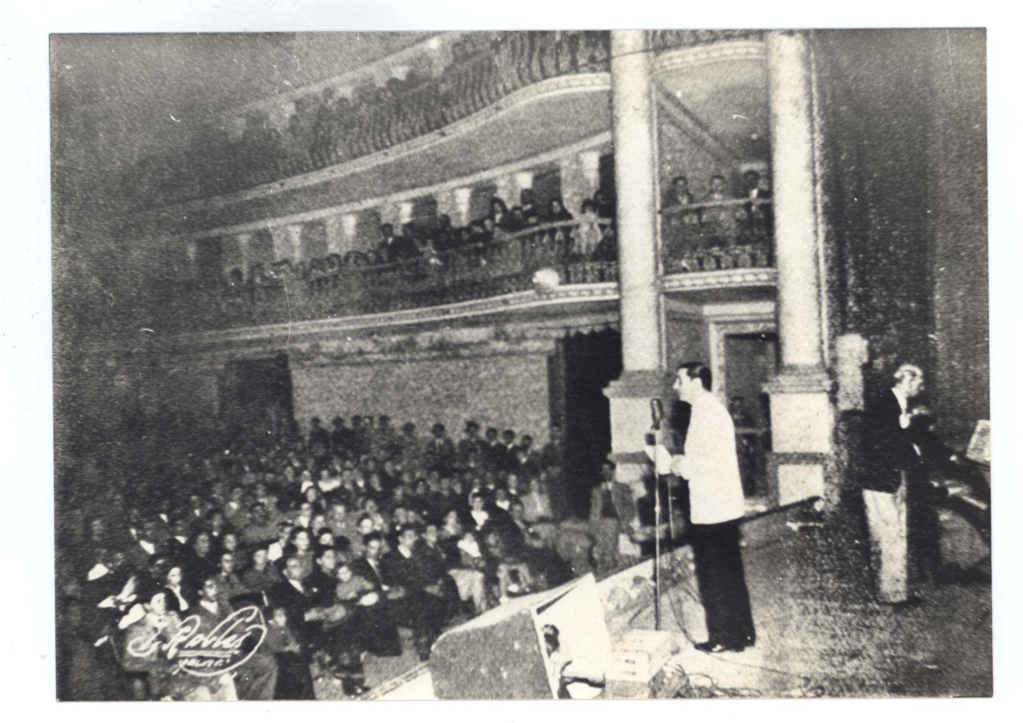 Francisco Alves ao microfone