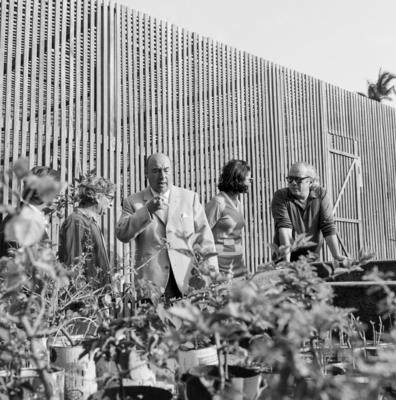Roberto Burle Marx, Pablo Neruda e Vinicius de Morais, no Sítio Burle Marx, na ocasião da visita de Pablo Neruda