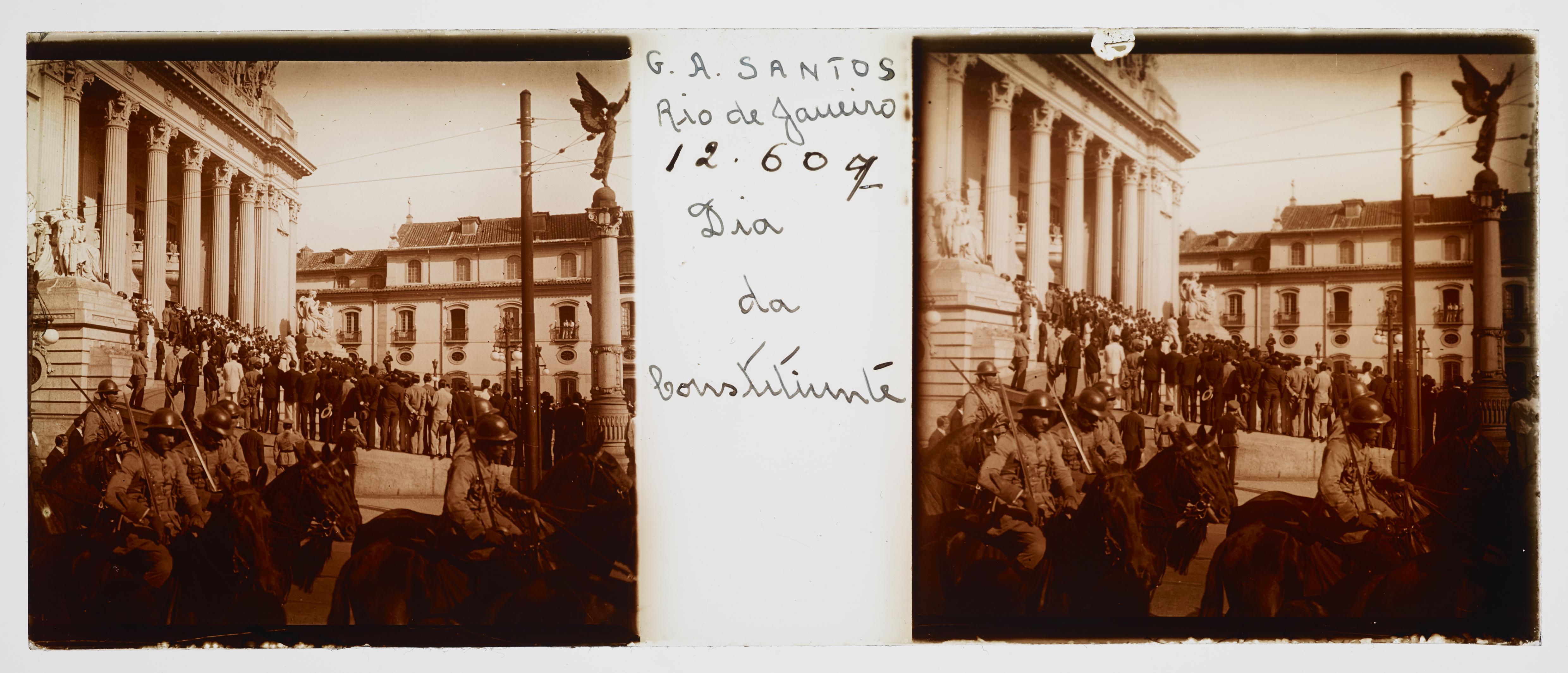 Cavalaria e civis em frente ao Palácio Tiradentes, no dia da Constituinte de 1934