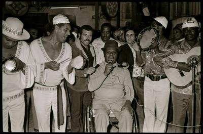 Candeia ao microfone