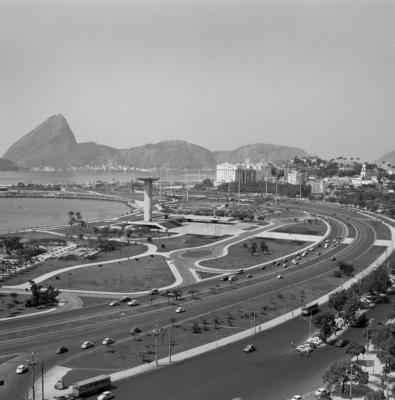 Aterro do Flamengo - vista aérea - destaque para o Monumento aos Pracinhas, ao centro