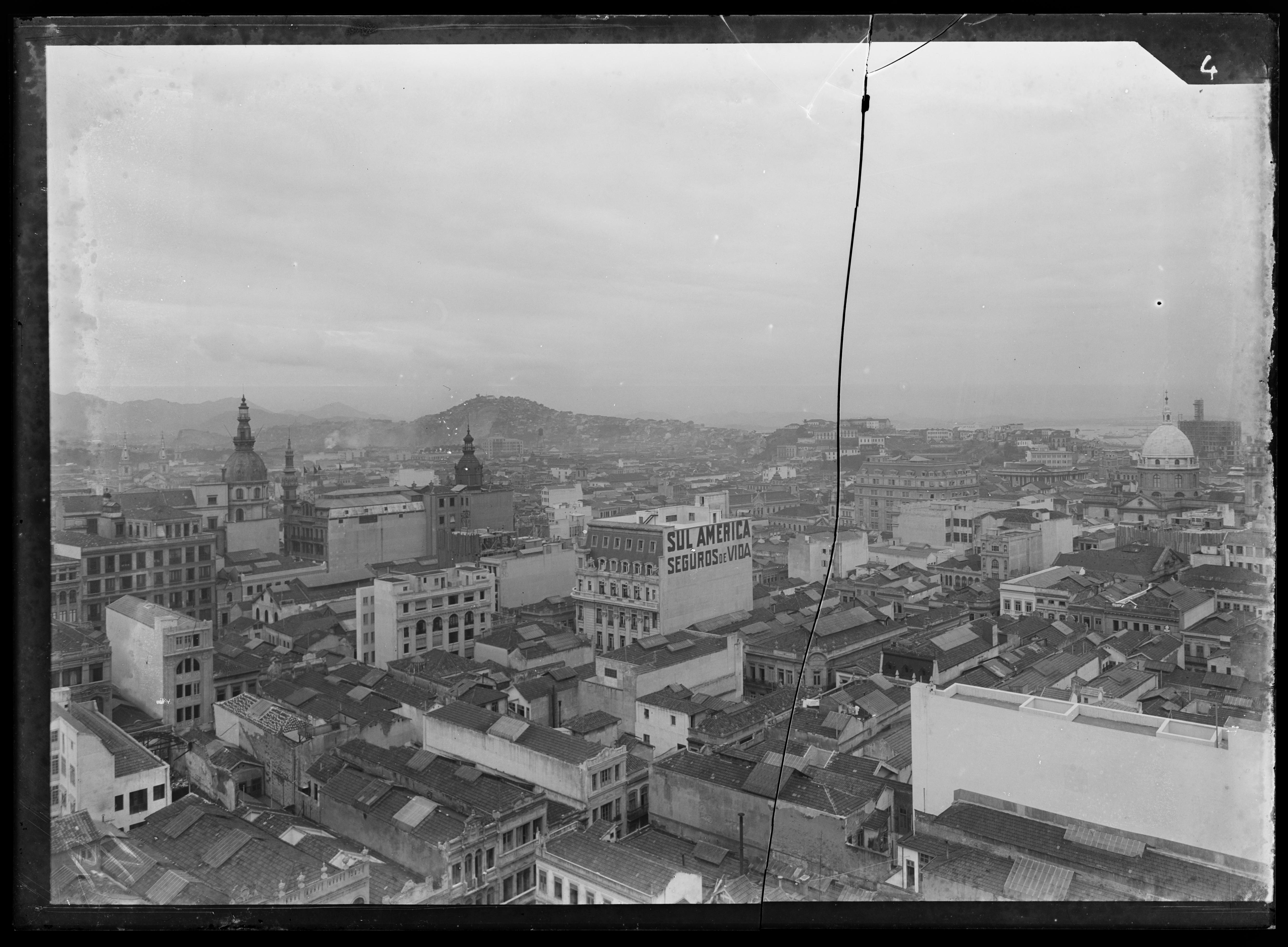 Vista do centro da cidade tomada da esquina da Rua Sete de Setembro com Rua Primeiro de Março