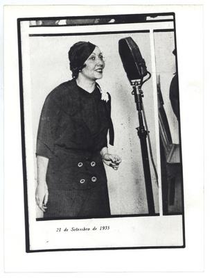 Jesy Barbosa ao microfone (reprodução de periódico)