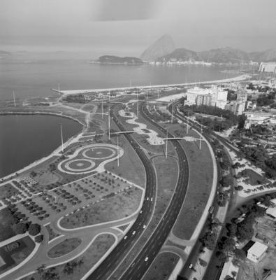 Aterro do Flamengo - vista aérea - destaque para o Monumento aos Pracinhas, ao centro