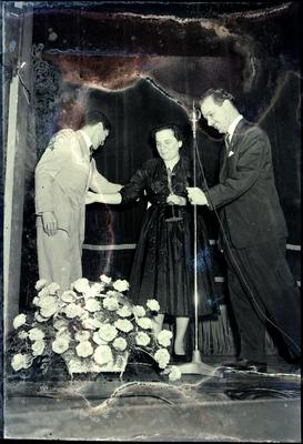 Aracy de Almeida com troféu