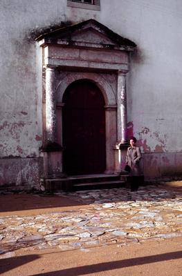 Mulher em frente à edificação