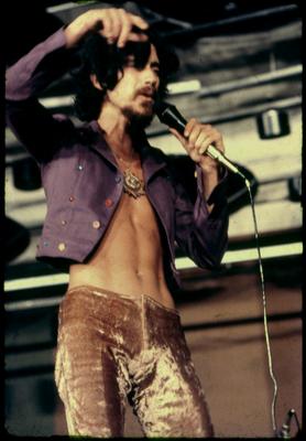 Raul Seixas ao microfone