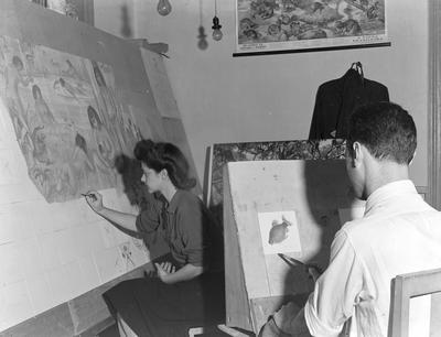 Hilde Weber, à esquerda, no atelier Osirarte