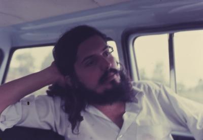 Hermano Penna dentro de um Volkswagen Kombi