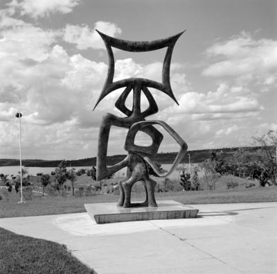 Escultura "O Rito dos Ritmos", de Maria Martins