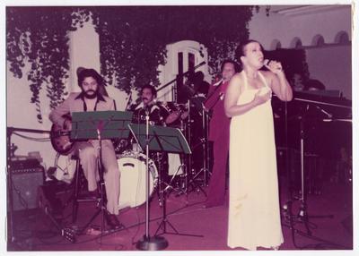 Elizeth Cardoso ao microfone