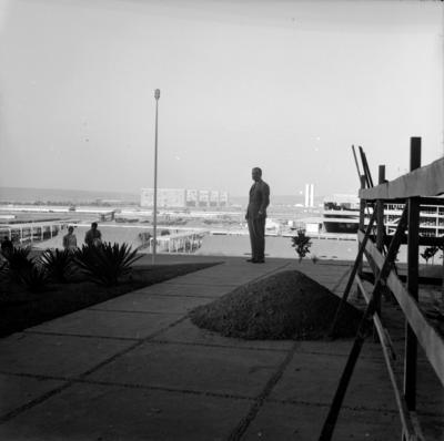 Joracy Camargo, ao fundo, a Esplanada dos Ministérios