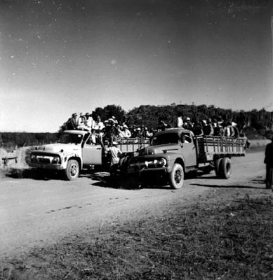 Chegada de romeiros em caminhão