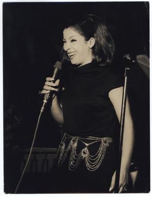 Clara Nunes ao microfone