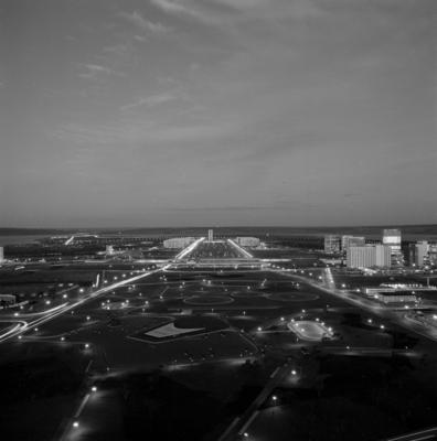 Vista noturna do eixo monumental de Brasília