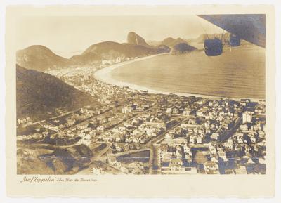 Vista aérea de Copacabana, no Rio de Janeiro, tomada do interior do Graf Zepellin