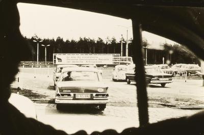 Rodovia na Alemanha Oriental em direção a Berlim Ocidental