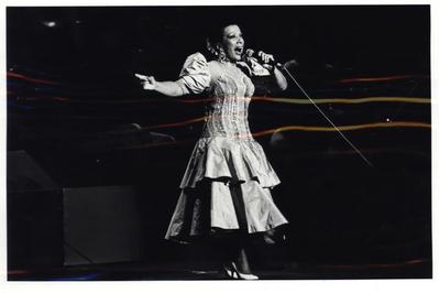 Elizeth Cardoso ao microfone