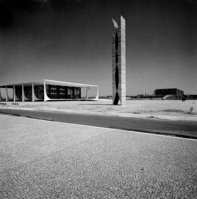 Supremo Tribunal Federal e "O Pombal", escultura de Osca Niemeyer