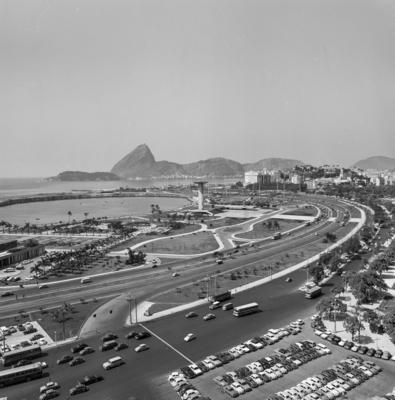 Aterro do Flamengo - vista aérea - destaque para o Monumento aos Pracinhas, ao centro
