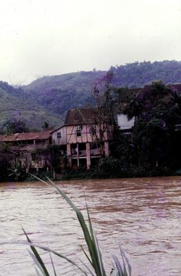 Casas à margem do Rio Itiberê
