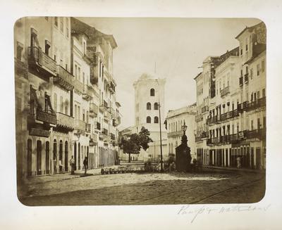 Rua do Bom Jesus, tendo ao fundo a Torre Malakoff