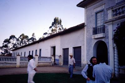 Pessoas à frente da casa de fazenda