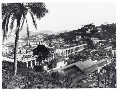 Aqueduto da Carioca, conhecido como Arcos da Lapa; a partir do Morro do Santo Antônio