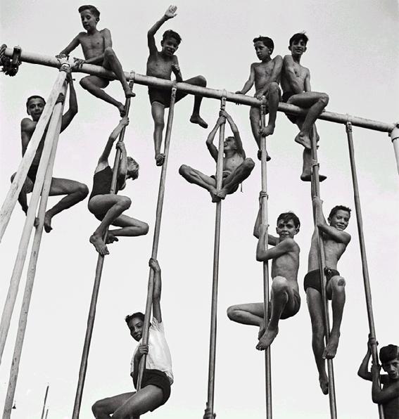 Meninos brincando no pátio do clube Atlético Mineiro